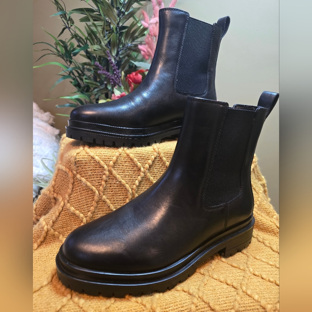 NWOT, Ralph Lauren Chelsea boots, Size 8, Black